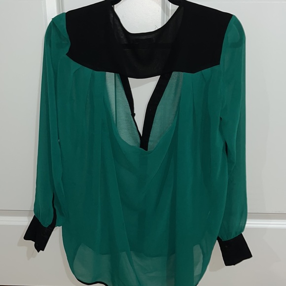 Open back Blouse - Picture 3 of 5